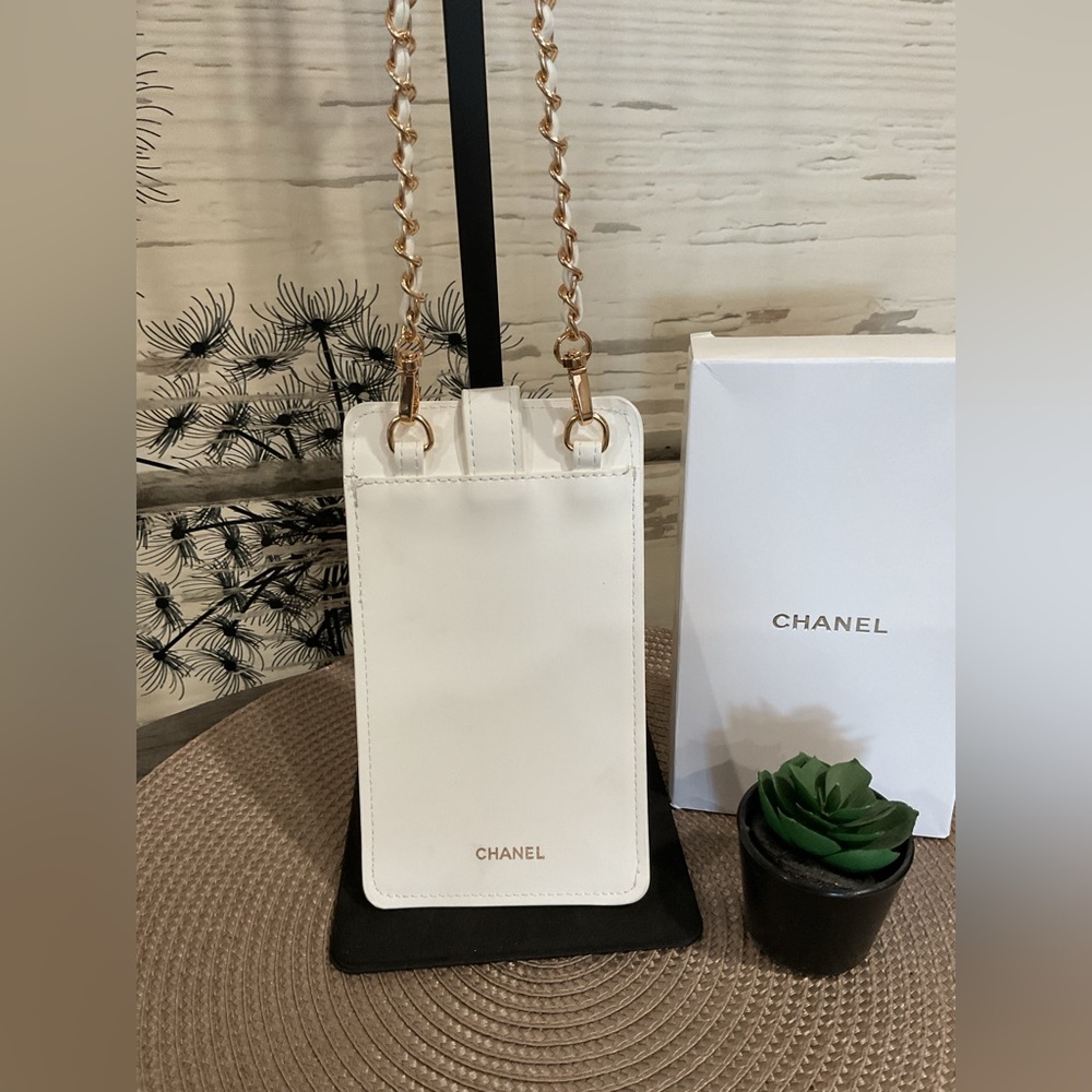 🚨SALE- Coco Crush White Quilted Phone Holder with Chain GWP - Picture 4 of 9
